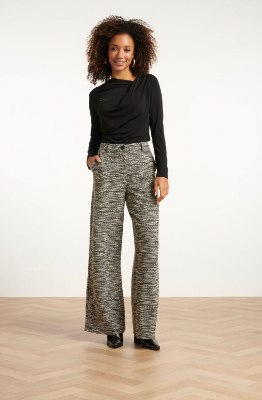 Zwarte Getailleerde Top Met Lange MouwEn en Asymmetrische Halslijn | Black