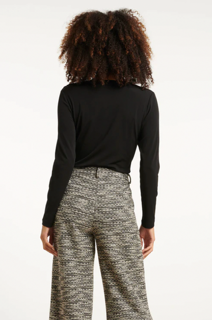 Zwarte Getailleerde Top Met Lange MouwEn en Asymmetrische Halslijn | Black