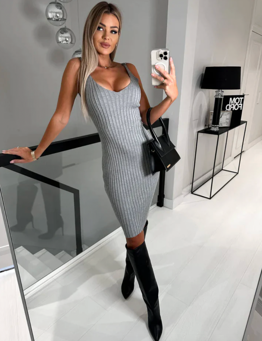 Aurrela | Elegant Sleeveless Dress & Bonus Sweater
